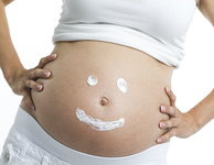 Schwangerschaftsbauch mit aufgemaltem Gesicht (Bild: Bernd Leitner / fotolia.com)