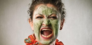 Frau mit grüner Creme im Gesicht (Bild: olly / fotolia.com)