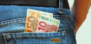 Geldscheine in einer hinteren Hosentasche (Bild: photophonie / fotolia.com)