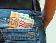Geldscheine in einer hinteren Hosentasche (Bild: photophonie / fotolia.com)