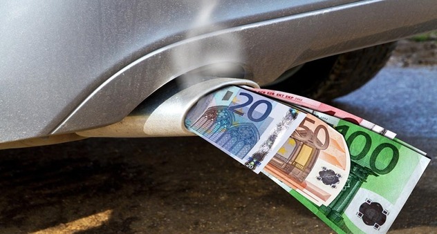 Geldscheine in einem Auto-Auspuff (Bild: Jürgen Fälchle / fotolia.com)