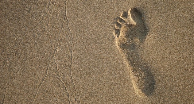 Fußspur im Sand (Bild: rgbstock.com / sundstrom)