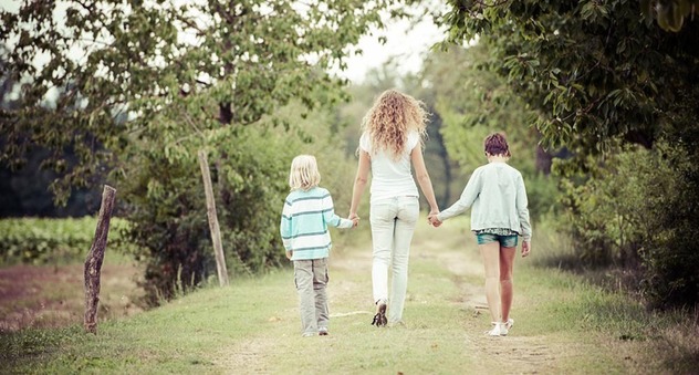 Frau mit zwei Kindern an der Hand (Bild: Riccardo Piccinini / fotolia.com)