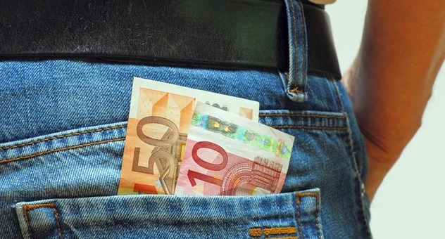 Geld in einer Hosentasche (Bild: photophonie / fotolia.com)