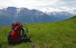 Rucksack auf Wiese in den Bergen (Bild: sandra zuerlein / fotolia.com)