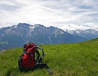 Rucksack auf Wiese in den Bergen (Bild: sandra zuerlein / fotolia.com)