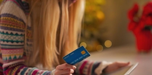 Mädchen mit Kreditkarte und Tablet. (Bild: Alliance, Fotolia.com)