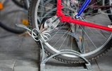 Ein Mann schneidet mit einem Bolzenschneider ein Fahrradschloss am Fahrradständer durch. (Bild: eyetronic / Fotolia)