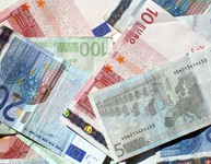Diverse Euroscheine durcheinander. Bild: RGB Stock