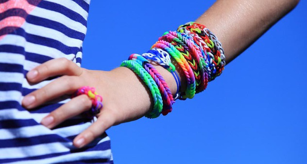 Arm einer Jugendlichen mit zahlreichen Gummi-Armbändern. Bild: wasserfest14 / Fotolia