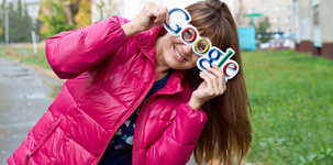 Eine Frau hält sich den Google-Schriftzug vors Gesicht und guckt durch die beiden Os. Bild: dina777 / Fotolia