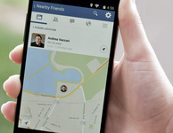 Ein Smartphone in der Hand zeigt auf dem Bildschirm die neue Facebook-Funktion "Nearby Friends". Bild: Facebook