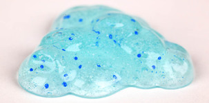 Ein Haufen Duschgel mit erkennbaren Mikroplastik-Teilchen darin (Bild: Andre Bonn / fotolia.com)