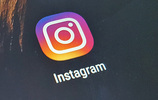 Das Instagram-Icon auf einem Smartphone-Bildschirm. Foto: checked4you.de