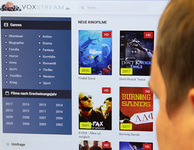 Ein Mann betrachte die Seite "voxstream.de" auf einem PC-Bildschirm Foto: checked4you