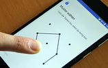 Ein Muster wird mit einem Finger auf einem Android-Sperrbildschirm gezogen. (Bild: Verbraucherzentrale NRW)