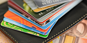 Stapel aus Bankkarten, Kreditkarten, Portmonee und 50-Euro-Schein. (Bild: ollegn / Fotolia)