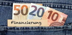 Geldscheine stecken in der Po-Tasche einer Jeans. Bild: blende11.photo / Fotolia