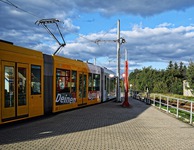 Straßenbahn an einer Haltestelle