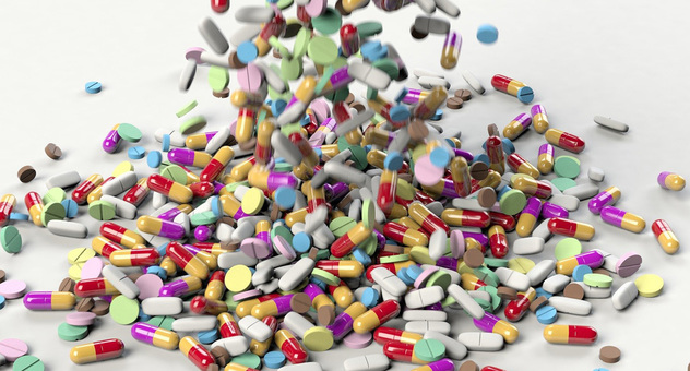 Viele verschiedene Tabletten fallen von oben zu einem Haufen auf eine weiße Fläche. (Foto: qimono / pixabay.com)