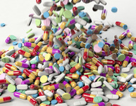 Viele verschiedene Tabletten fallen von oben zu einem Haufen auf eine weiße Fläche. (Foto: qimono / pixabay.com)