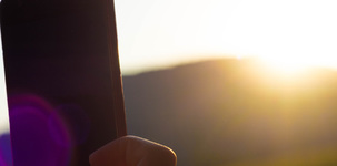 Smartphone wird in die Sonne gehalten. Bild: lucasgeorgewendt / Pixabay.com