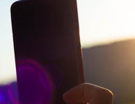 Smartphone wird in die Sonne gehalten. Bild: lucasgeorgewendt / Pixabay.com