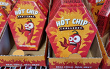 Mehrere Packungen Hot Chip in einem Verkaufsregal. Foto: hamo