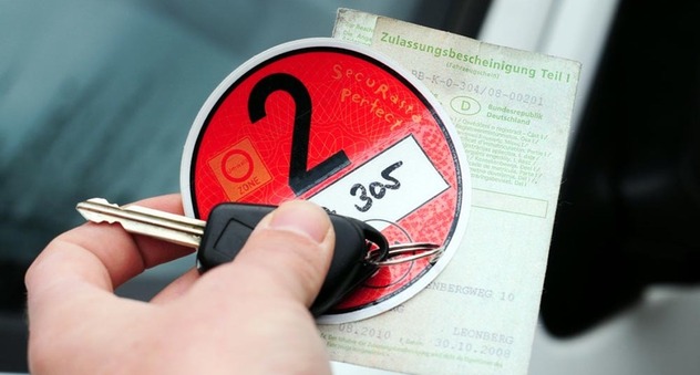 Hand mit Autoschlüssel und Umweltplakette (Bild: ehrenberg-bilder / fotolia.com)
