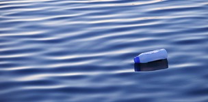 Plastikflasche treibt auf dem Wasser (Bild: Zsolt Biczo / fotolia.com)