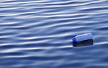 Plastikflasche treibt auf dem Wasser (Bild: Zsolt Biczo / fotolia.com)