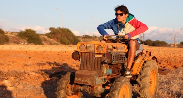 Junger Mann fährt mit Traktor über ein Feld (Bild: Klaus Eppele / fotolia.com)