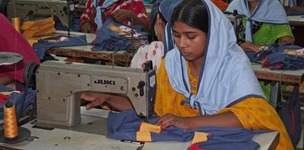 Näherin in Bangladesh (Bild: Clean Clothes Kampagne / Michaela Königshofer)