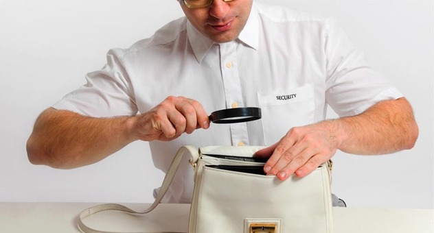 Detektiv durchsucht eine Handtasche (Bild: Dron / fotolia.com)