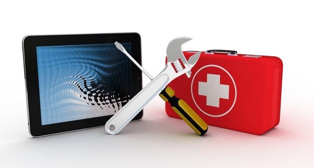 Tablet mit Arztkoffer und Werkzeug (Bild: daniilantiq2010 / fotolia.com)