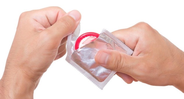 Hände reißen eine Kondompackung auf (Bild: eillen1981 / fotolia.com)