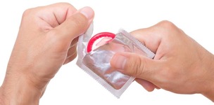 Hände reißen eine Kondompackung auf (Bild: eillen1981 / fotolia.com)