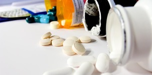 Pillendosen mit Tabletten (Bild: sxc.hu / CathyK)