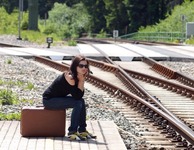 Frau wartet am Bahnsteig auf Zug (Bild: Ralph Maats / fotolia.com)