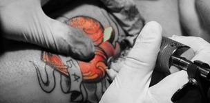 Jemand sticht ein Tattoo (Bild: destillat / fotolia.com)
