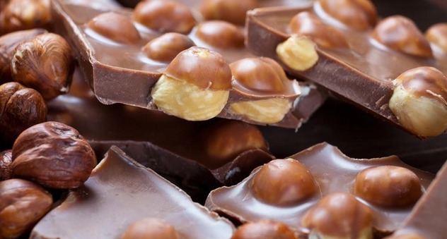Schokolade mit Nüssen (Bild: Henry Schmitt / fotolia.com)