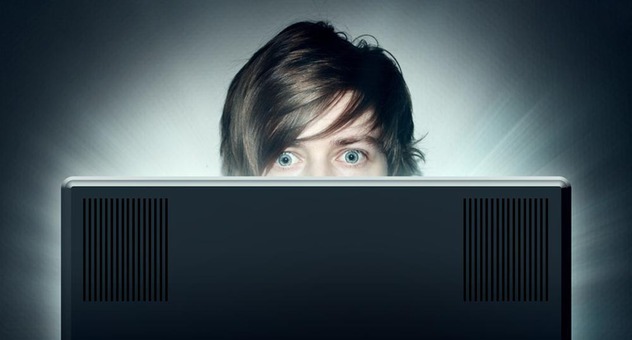 Jemand blickt erschrocken auf seinen Monitor am PC (Bild: lassedesignen / fotolia.com)