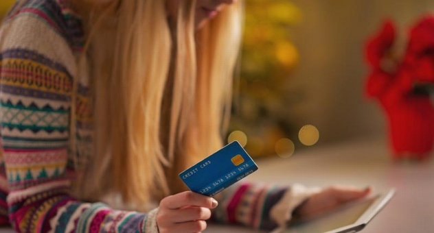 Mädchen mit Kreditkarte und Tablet. (Bild: Alliance, Fotolia.com)
