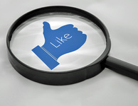 Eine Lupe vergrößert den "Like-Button" von Facebook. Bild: Sondem / Fotolia