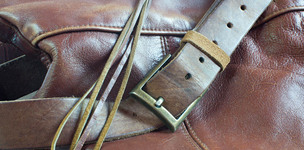 Ledertasche mit Ledergürtel und Lederfransen (Bild: kakca22 / fotolia.com)