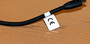 Das CE-Zeichen ist auf einem Papieraufkleber an einem Smartphone-Ladekabel zu sehen. Foto: checked4you