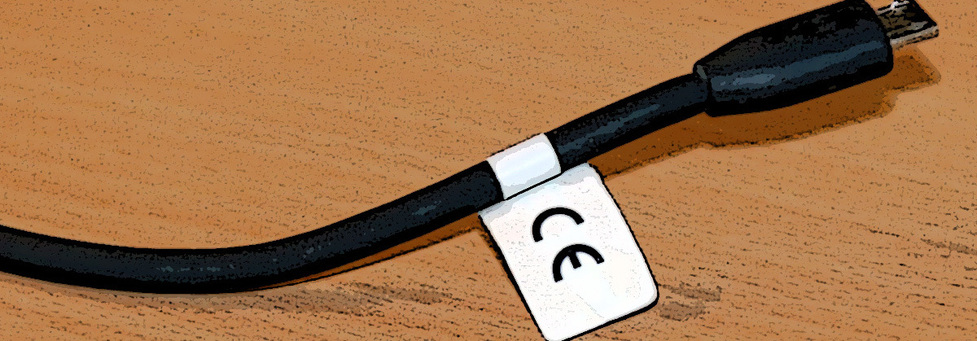 Das CE-Zeichen ist auf einem Papieraufkleber an einem Smartphone-Ladekabel zu sehen. Foto: checked4you