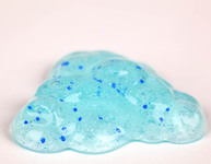Ein Haufen Duschgel mit erkennbaren Mikroplastik-Teilchen darin (Bild: Andre Bonn / fotolia.com)