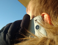 Ein Mann mit Handschuhen und Winterjacke hält ein Smartphone ans Ohr. Bild: checked4you.de