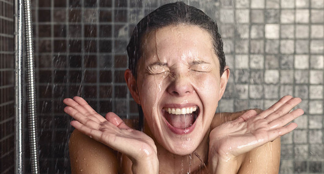 Frau lacht unter der Dusche bei laufendem Wasser (Bild: LarsZahner / fotolia.com)
